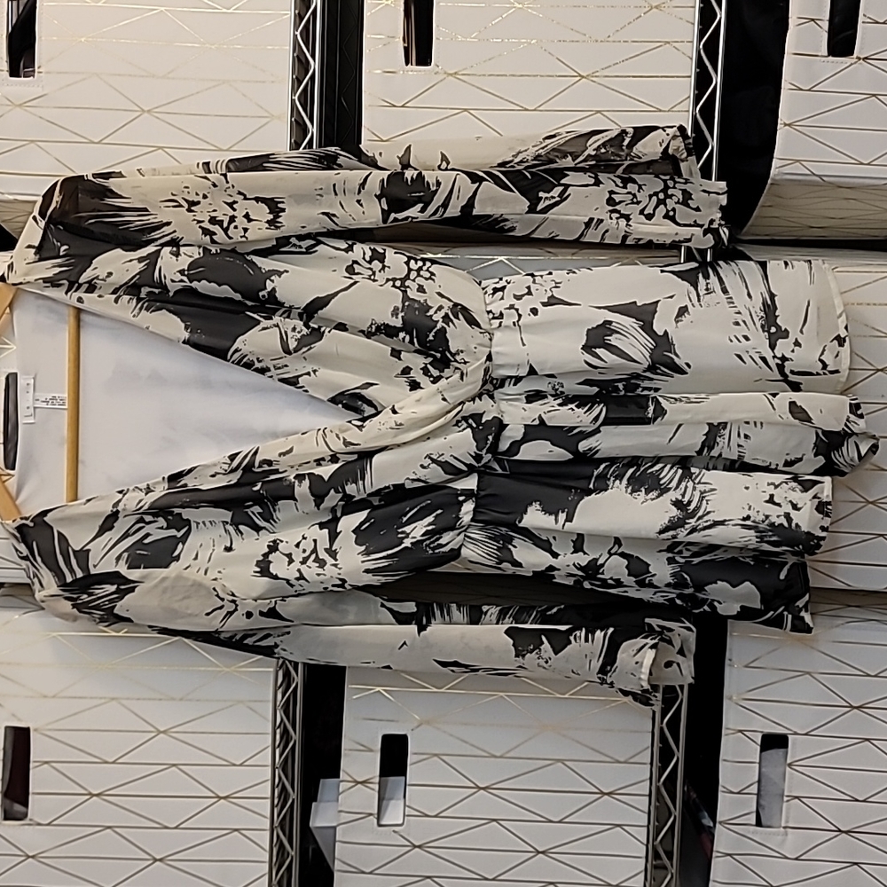 ✨️📣 ON SALE✨️LEITH contemporary Ivory & White Flare sleeve Romper